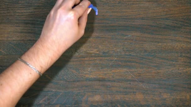 Closeup της χέρι στηρίζεται σε ξύλινη σανίδα. Χρονοδιάγραμμα. Η αύξηση της στερλίνας Gbp. — Αρχείο Βίντεο