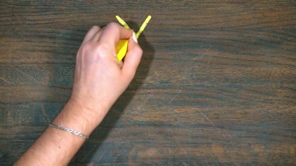 Closeup ruka kreslí na dřevěném prkénku. Plán. Růst jenu. — Stock video
