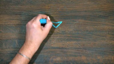 El closeup ahşap bir tahtaya çizer. Kripto para birimi zamanlama durumu. Ethereum büyüme.