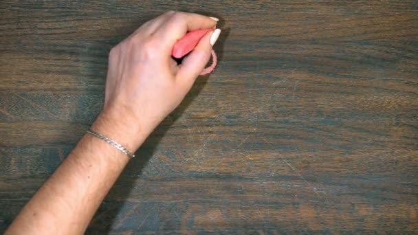 Closeup της χέρι στηρίζεται σε ξύλινη σανίδα. Η κατάσταση του νομίσματος και το κρυπτό νόμισμα εμφανίζεται. — Αρχείο Βίντεο
