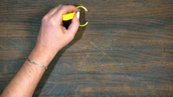 Closeup Της Χέρι Στηρίζεται Ξύλινη Σανίδα Κατάσταση Του Νομίσματος Εμφανίζεται — Αρχείο Βίντεο