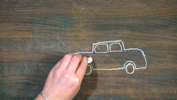 Close-up van hand trekt op een houten bord. Afbeelding van een elektrisch voertuig. — Stockvideo