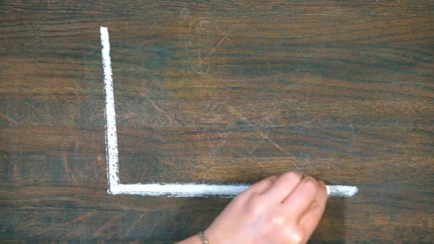 El primer plano de la mano dibuja en una tabla de madera. Imágenes gráficas tiza . — Vídeos de Stock