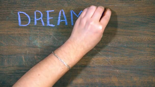 Крупним планом руки малює на дерев'яній дошці. Напис крейдою . — стокове відео