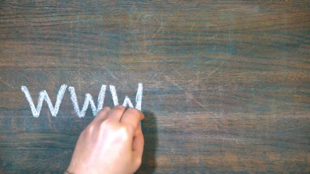 Closeup Της Χέρι Στηρίζεται Ξύλινη Σανίδα Σχέδιο Του Ένα Τρόλεϊ — Αρχείο Βίντεο