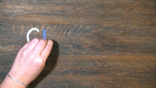 Close-up van hand trekt op een houten bord. Aangepaste. — Stockvideo