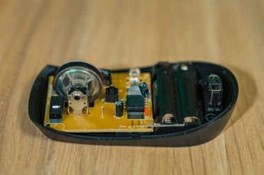 Masaüstü ışık yüzeyinde bir üst panel olmadan bir bilgisayar faredir.