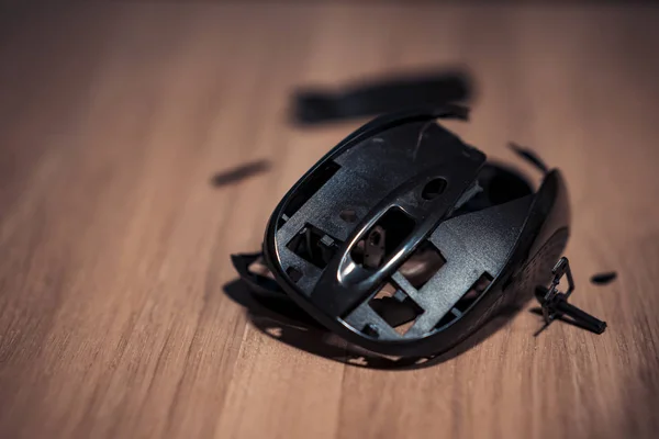 Sulla superficie luminosa del desktop è un mouse del computer nero malfunzionante . — Foto Stock