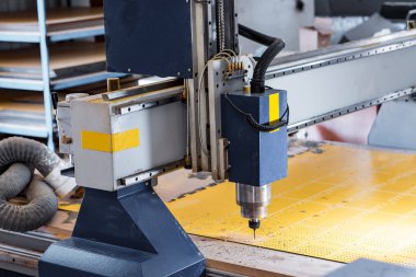 Tornalama ve frezeleme makineleri, metal işleme için numerik kumandalı ile. Katılım döneminin sonuna kadar gerekli değildir.