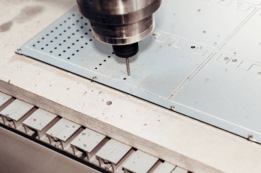 Cnc freze makineleri üzerinde çalışıyorum. İğ freze.
