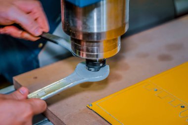 Freze kesici iğ sabitleme. Kullanılan somun anahtarı.