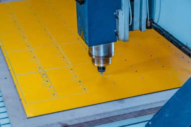 Tornalama ve frezeleme makineleri, metal işleme için numerik kumandalı ile.