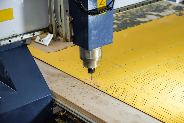Turning and milling machines with CNC for metal processing.