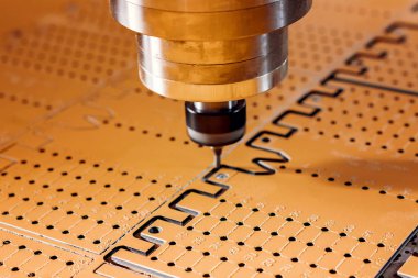 Dikey freze makinesi çalışır. Milli ve kesici dikey olarak düzenlenmiş.