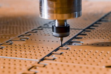 Dikey freze makinesi çalışır. Milli ve kesici. Temiz ve doğru.