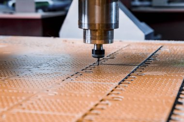 Dikey freze makinesi çalışır. Temizlik, hız ve doğruluk. Yan görünüm.