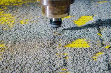 Dikey freze makinesi çalışır. İş parçası yüzeyine talaşı. Yan görünüm.