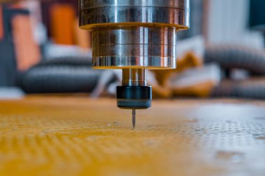 Torna ve freze makinası Cnc. Milli bir kesici ile Closeup ile İşlenecek parçanın frezeleme sırasında.