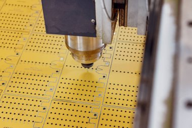 Bir dikey Cnc freze makinesi kullanımı. Otomatik modunda çalışma.