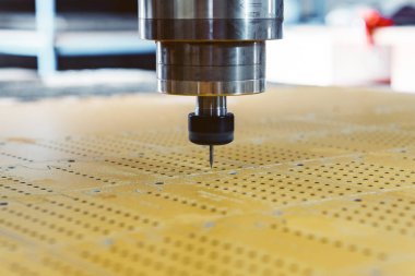 Dikey freze makinesi çalışır. Portre spindıl ve kesici.