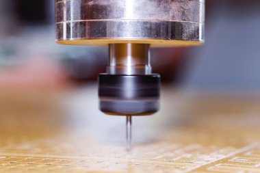 Portre bir Milli ve kesiciler çalışır vaziyette. Yan görünüm.