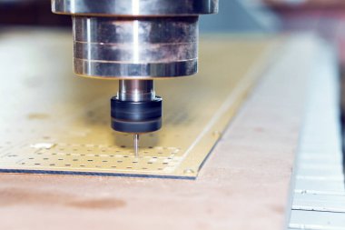 Torna ve freze makinası ile bir mil ve kesiciler çalışır vaziyette Closeup Cnc..