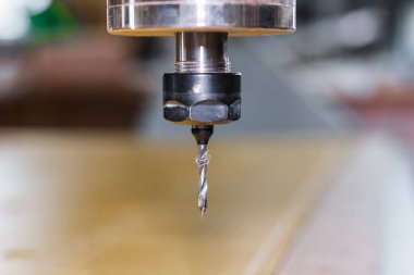 CNC makine. Bir mil ve stop modunda bir tatbikat closeup.