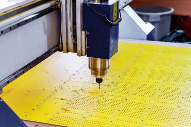 Torna ve freze makinası sayısal kumanda ile. Collet bir değirmen ile iş parçası üzerinde iğ.