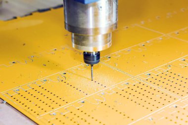 Torna ve freze makinası sayısal kumanda ile. Collet bir değirmen ile iğ.