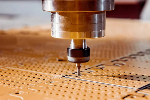 The work of a vertical milling machine. The spindle and the cutter are arranged vertically. Side view. — Stock Photo, Image