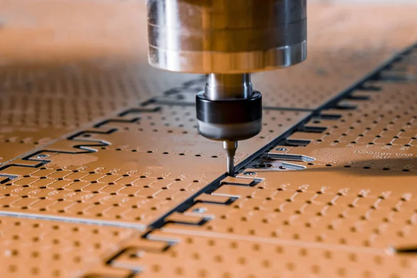 Dikey freze makinesi çalışır. Milli ve kesici. Temiz ve doğru.