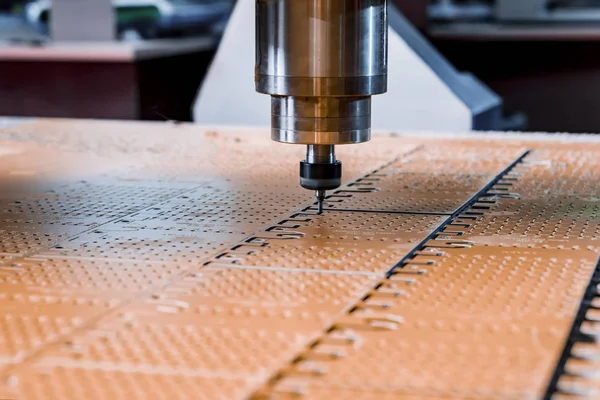 Dikey freze makinesi çalışır. Temizlik, hız ve doğruluk. Yan görünüm.