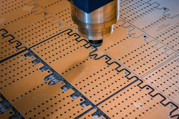 The work of a vertical milling machine. The spindle and the cutter are arranged vertically. View from above. — Stock Photo, Image