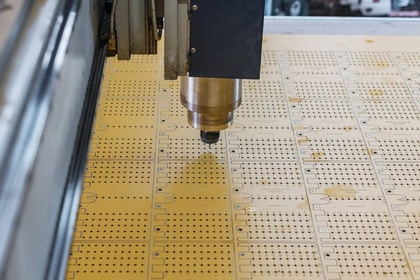 Bir dikey Cnc freze makinesi kullanımı. Doğruluk ve hız sipariş.