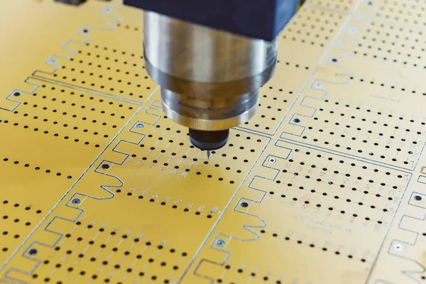 Dikey freze makinesi çalışmalarını.