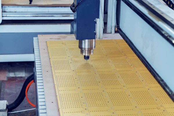 Collet bir değirmen ile iş parçası üzerinde iğ.