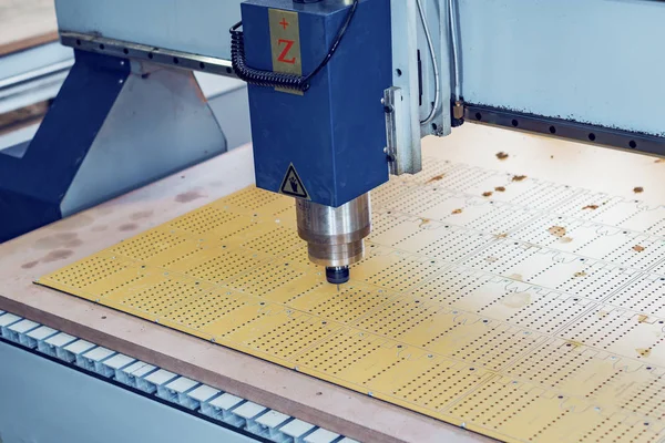 Dikey freze makinesi çalışır. Collet bir değirmen ile iş parçası üzerinde iğ.