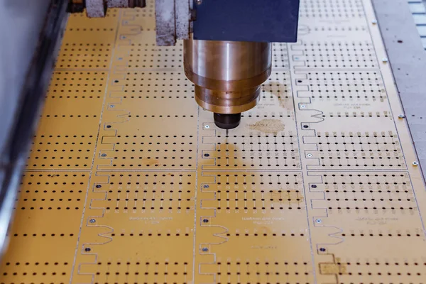 Dikey freze makinesi çalışmalarını.