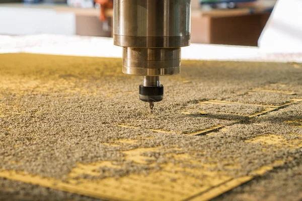 Dreh- und Fräsmaschine mit CNC der Chip befindet sich auf der Oberfläche des Werkstücks. — Stockfoto