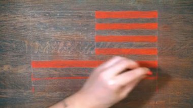 Sarı bir ok ile grafik büyüme oranları ABD bayrağı arka planı gösterir. Finans