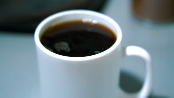 Prepare uma xícara de café instantâneo. Diluir com água fria . — Vídeo de Stock