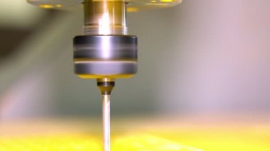 Cnc makine plastik bir parça tedavisinde. Spindle, collet chuck operasyonda bir matkap ile.