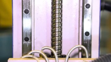 Yakın çekim işlemi milli hareketi. Cnc makine üzerinde bir Vidalı Bilye şanzıman ile dikey kılavuz görünür.