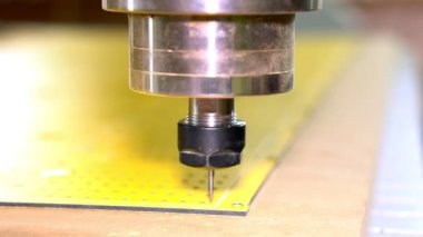 Freze makinesi iş için hazırlanıyor. Çalışma yüzeyi üzerinde kesici konumunu sabitleme.