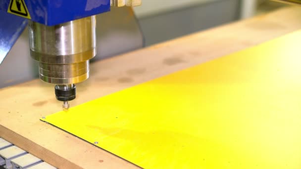 Fresatura di una parte in plastica su una macchina CNC. Movimento del mandrino . — Video Stock