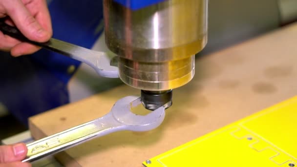 Preparing the milling machine for work. Replacement of the milling cutter in the spindle with the wrench. — Stock Video