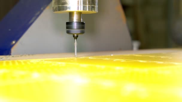 Borra hål i en plast-delen på en CNC-maskin. Sidovy. — Stockvideo