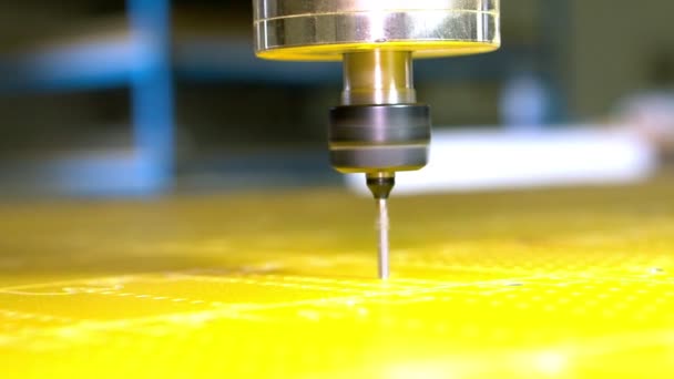 Praticare fori in una parte di plastica su una macchina CNC. Vedete piccole schegge da perforazione. Vista laterale . — Video Stock