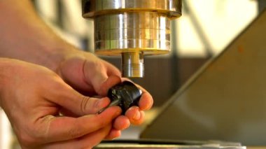 Freze kesici mil içinde değiştirme.