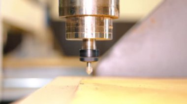 Collet eklenen bir freze kesici ile iğ. Görüntüleyiciyi yönünde taşır. Yakın çekim. makine cnc.